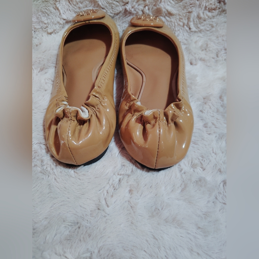 Tory Burch Patent Camel Tan Logo Ballet Flats - Picture 5 of 8